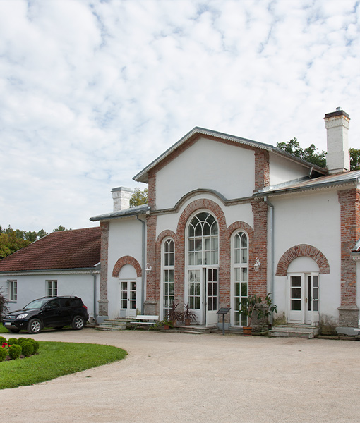 https://elements.envato.com/es/52345-large-driveway-to-an-upscale-residence-BRTB2HU